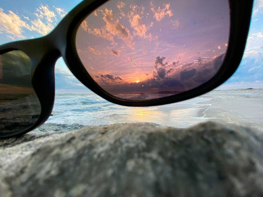 Gafas de sol polarizadas SVMSARA: protección UV400, diseño sostenible y visión sin reflejos para uso diario