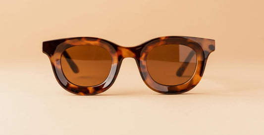 Gafas sostenibles SVMSARA fabricadas con bio-acetato y materiales reciclados en diseño de estilo atemporal