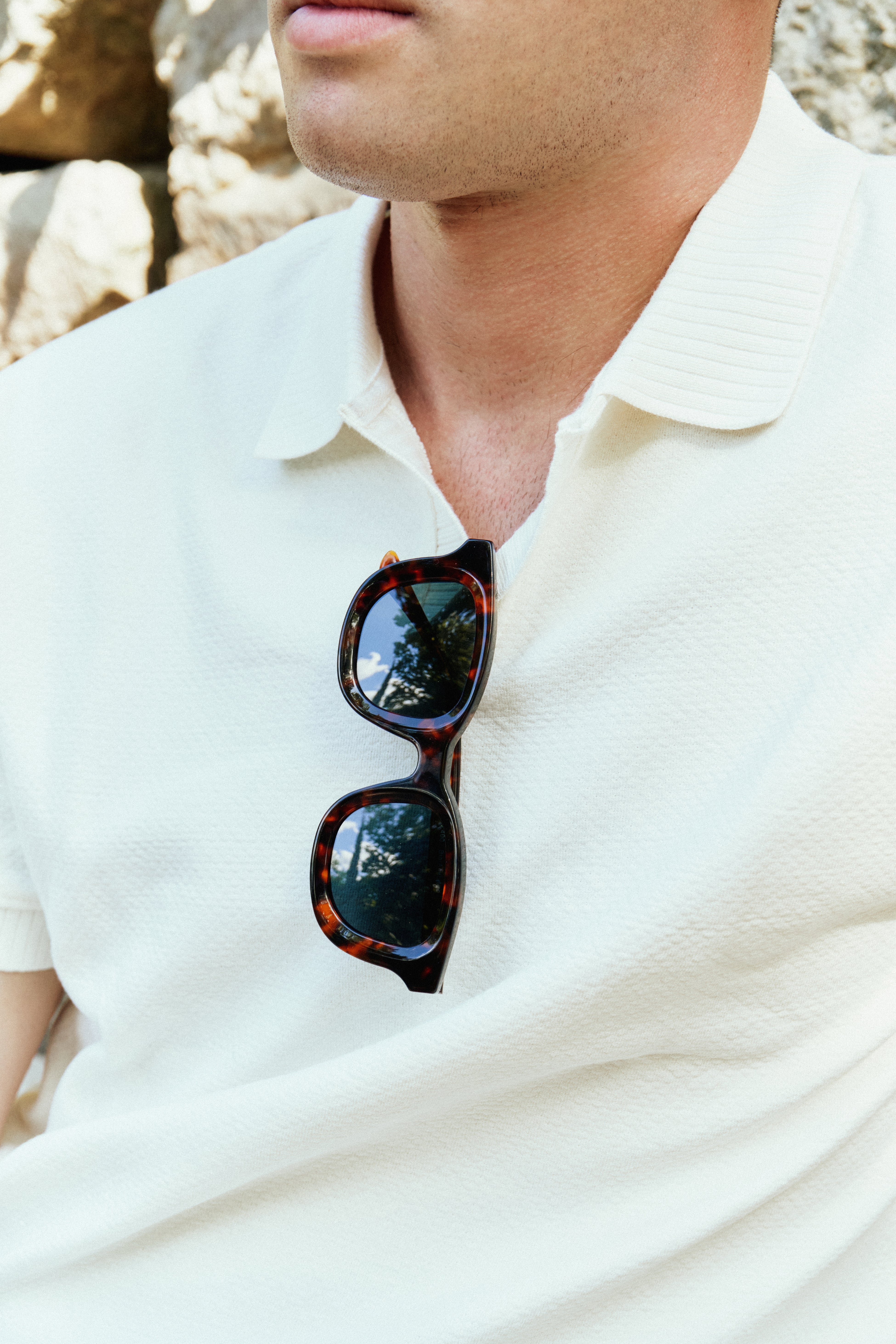 Hombre con gafas de sol SVMSARA carey en exterior
