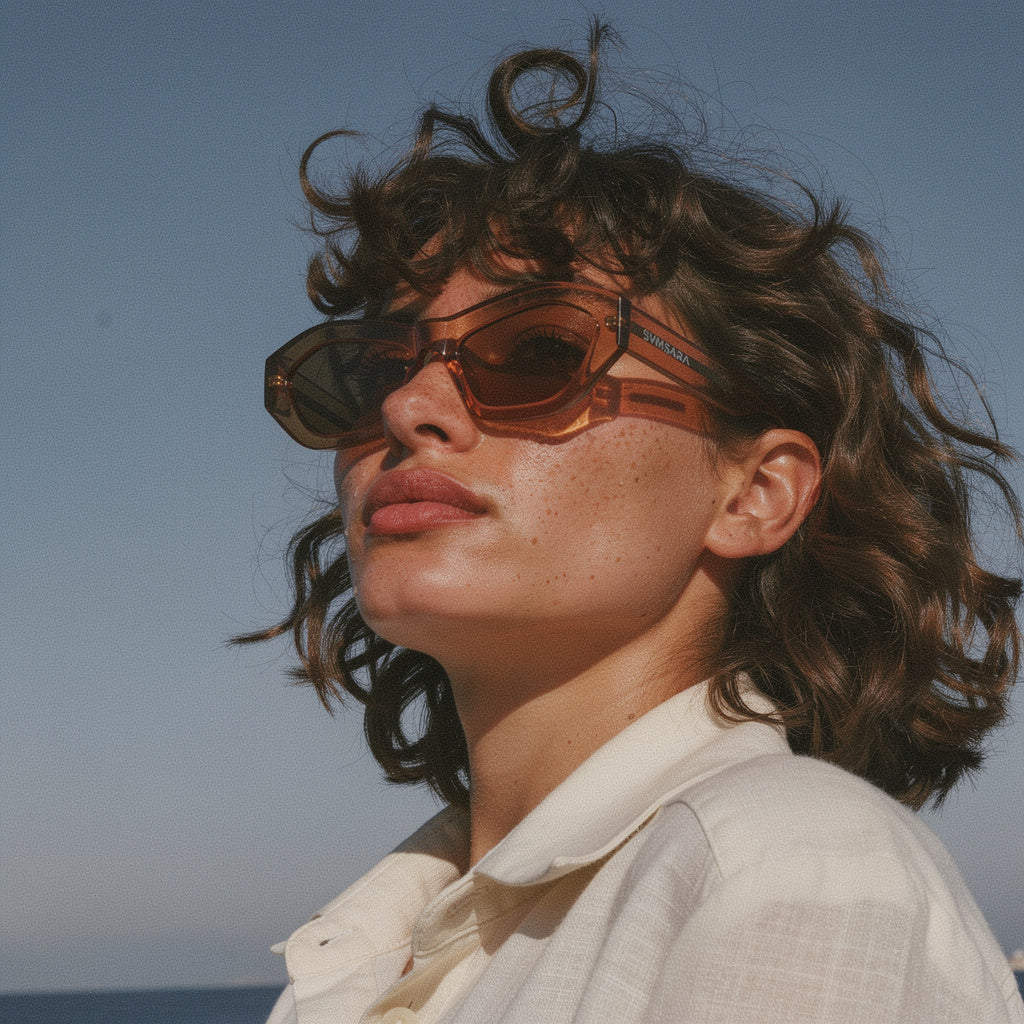 Mujer con gafas de sol SVMSARA hexagonales en exterior